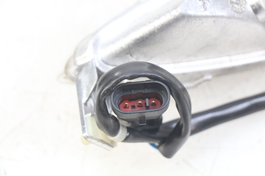 photo de CLIGNOTANT AVANT GAUCHE PIAGGIO FLY 4T 50 (2013 - 2017) - Autre angle de vue