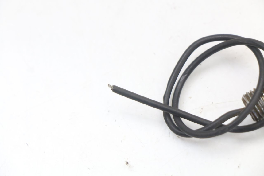 photo de CLIGNOTANT AVANT GAUCHE SUZUKI GN 125 (1997 - 2000) - Points de fixation