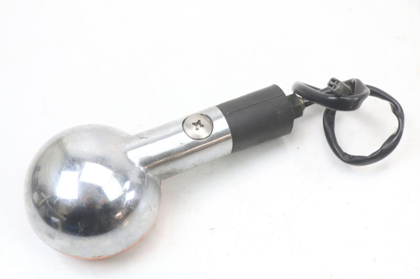 photo de CLIGNOTANT AVANT GAUCHE SUZUKI GZ MARAUDER 125 (1998 - 2004) - Gros plan technique