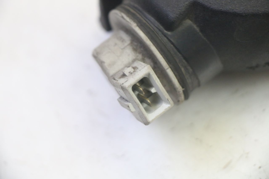 photo de CLIGNOTANT AVANT GAUCHE PIAGGIO MP3 125 (2006 - 2014) - Gros plan technique