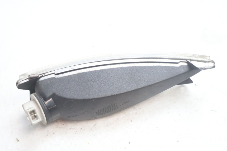 photo de CLIGNOTANT AVANT GAUCHE PIAGGIO MP3 125 (2006 - 2014) - Autre angle de vue