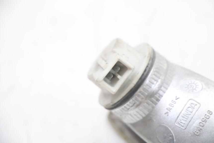 photo de CLIGNOTANT AVANT GAUCHE PIAGGIO VESPA LX IE 125 (2010 - 2012) - État de surface