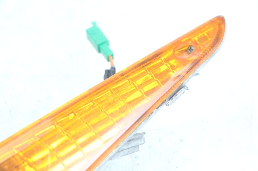 photo de CLIGNOTANT AVANT GAUCHE HONDA SCV LEAD 100 (2003 - 2007) - Autre angle de vue