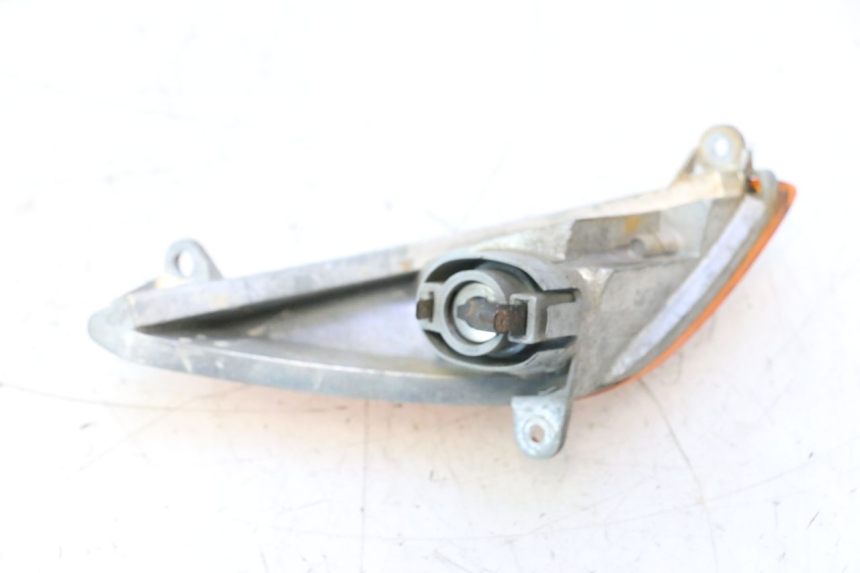 photo de CLIGNOTANT AVANT GAUCHE HONDA SH 125 (2001 - 2003) - Gros plan technique