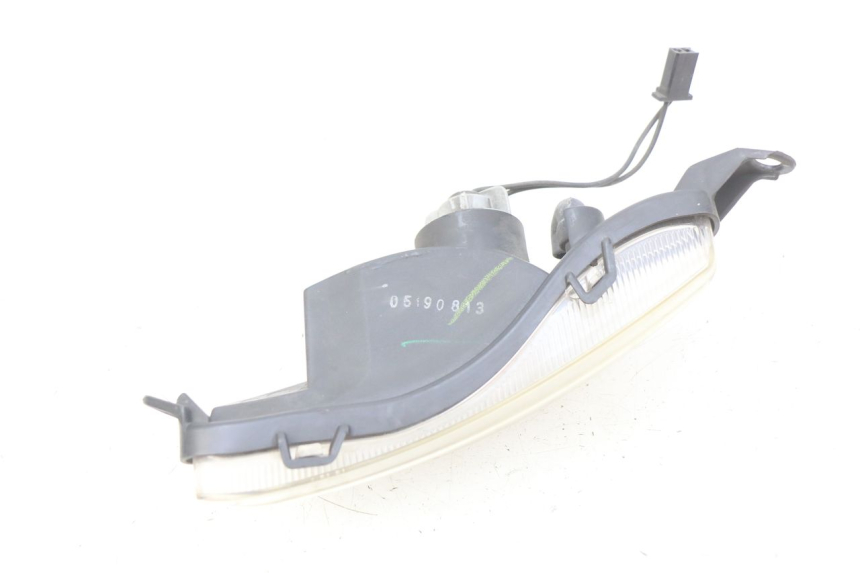 photo de CLIGNOTANT AVANT GAUCHE SUZUKI SIXTEEN 125 (2008 - 2010) - Gros plan technique