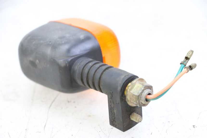 photo de CLIGNOTANT AVANT GAUCHE KYMCO STRYKER OFF ROAD 125 (1999 - 2005) - Gros plan technique