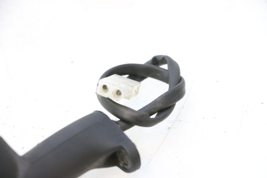 photo de CLIGNOTANT AVANT GAUCHE PEUGEOT TREKKER 50 (1995 - 2004) - Gros plan technique