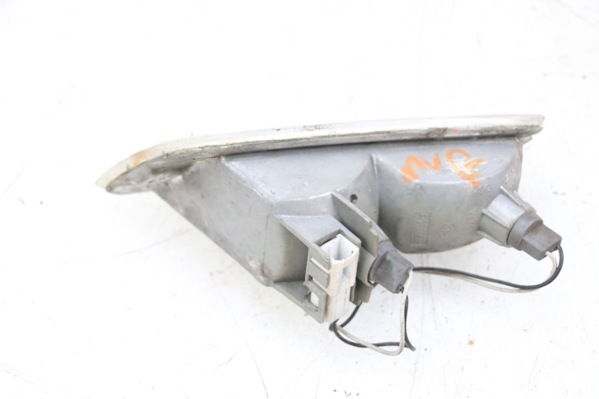 photo de CLIGNOTANT AVANT GAUCHE PIAGGIO VESPA GTS SUPER IE 125 (2009 - 2016) - Gros plan technique