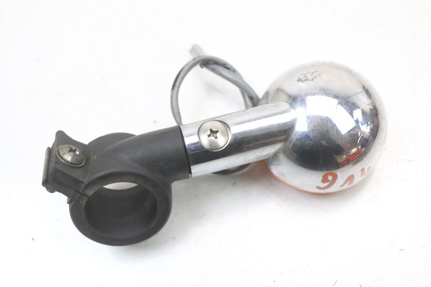 photo de CLIGNOTANT AVANT GAUCHE SUZUKI VL INTRUDER 125 (2004 - 2007) - Gros plan technique