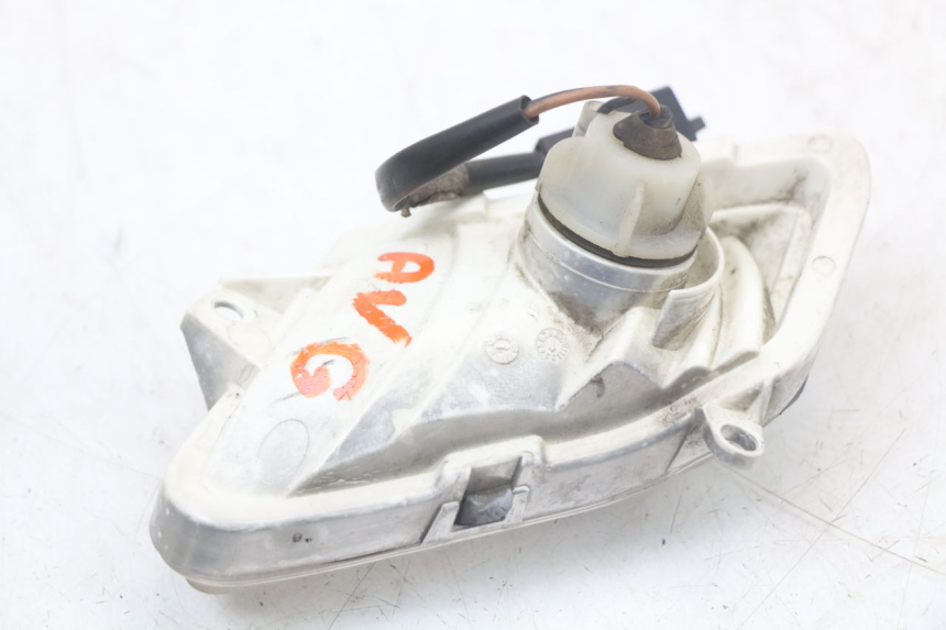 photo de CLIGNOTANT AVANT GAUCHE YAMAHA X-MAX XMAX 250 (2006 - 2009) - Gros plan technique