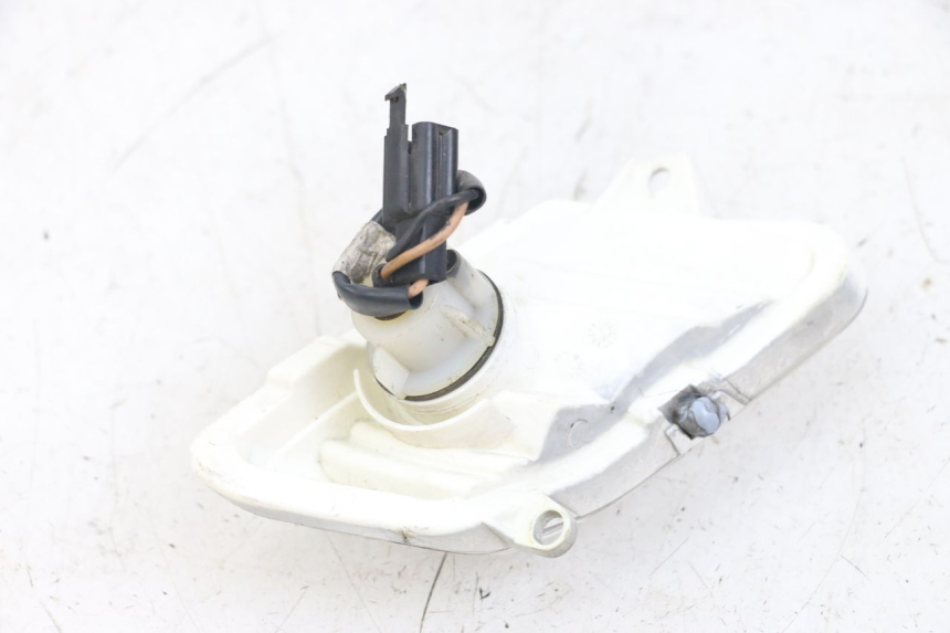 photo de CLIGNOTANT AVANT GAUCHE YAMAHA XMAX X-MAX 125 (2006 - 2009) - Autre angle de vue