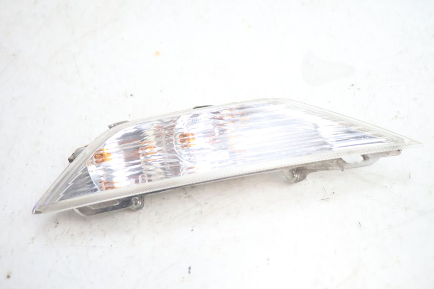 photo de CLIGNOTANT AVANT GAUCHE PIAGGIO X8 STREET 125 (2006 - 2007) - Autre angle de vue