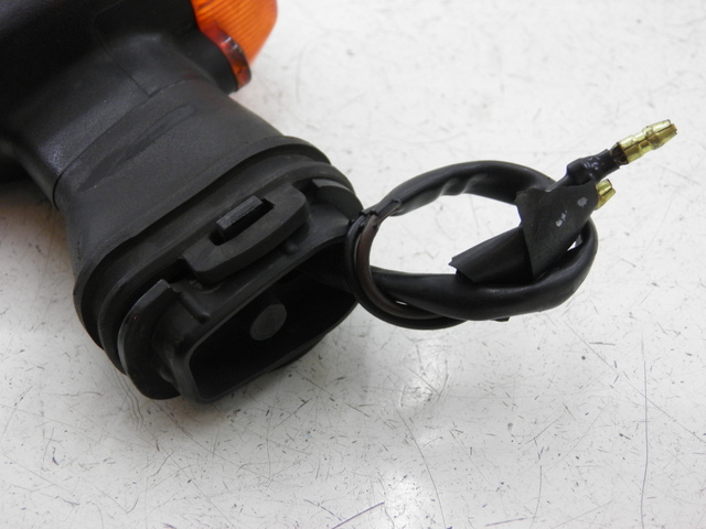 photo de CLIGNOTANT AVANT GAUCHE YAMAHA FZS FAZER 1000 (2003 - 2005) - Autre angle de vue