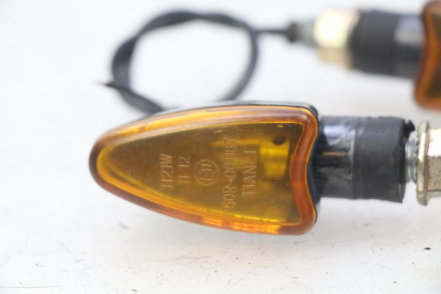 photo de CLIGNOTANT AVANT PEUGEOT LUDIX 50 (2008 - 2017) - Gros plan technique