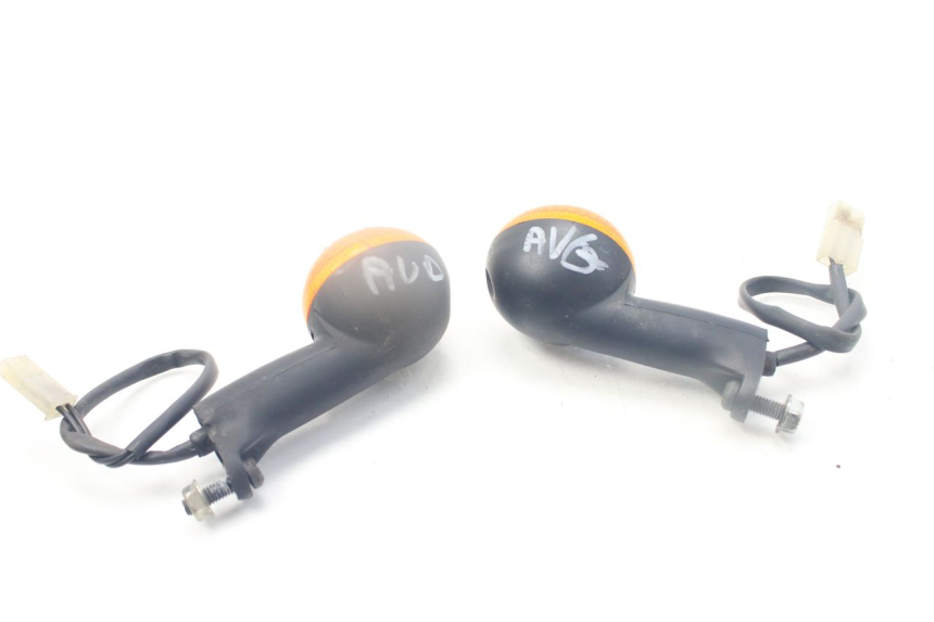 photo de CLIGNOTANT AVANT PEUGEOT LUDIX SNAKE 2T 50 (2004 - 2014) - Gros plan technique