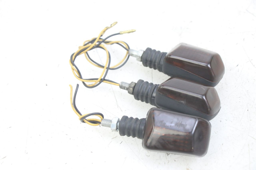 photo de CLIGNOTANT AVANT YAMAHA XJN DIVERSION 600 (2000 - 2003) - Gros plan technique