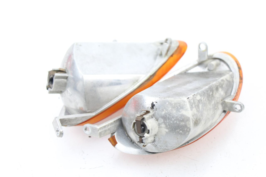 photo de CLIGNOTANT AVANT YAMAHA YP MAJESTY 125 (1998 - 2001) - Gros plan technique