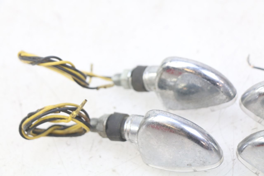 photo de CLIGNOTANT AVANT KAWASAKI ZEPHYR 1100 ( - 1995) - Points de fixation