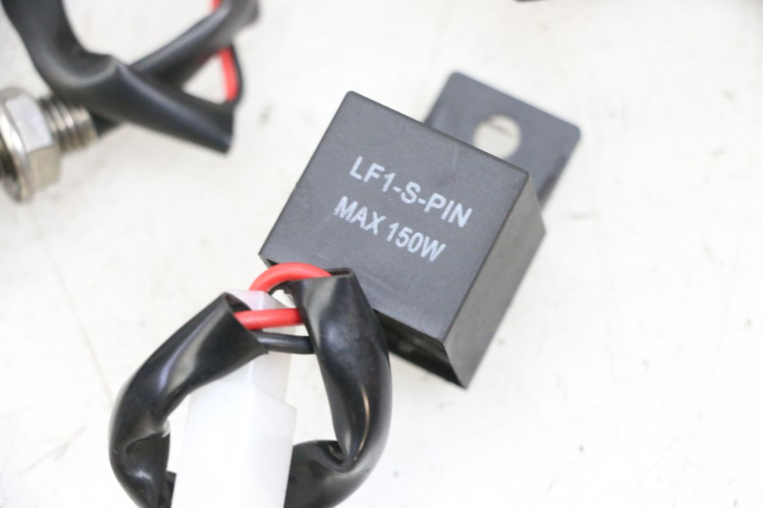 photo de CLIGNOTANT AVANT KAWASAKI ZR 7 750 (1999 - 2004) - Détails caractéristiques