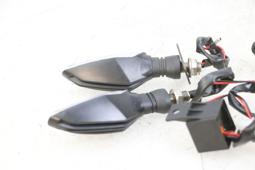 photo de CLIGNOTANT AVANT KAWASAKI ZR 7 750 (1999 - 2004) - Vue d’ensemble