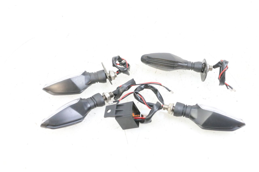 photo de CLIGNOTANT AVANT KAWASAKI ZR 7 750 (1999 - 2004) - État de surface