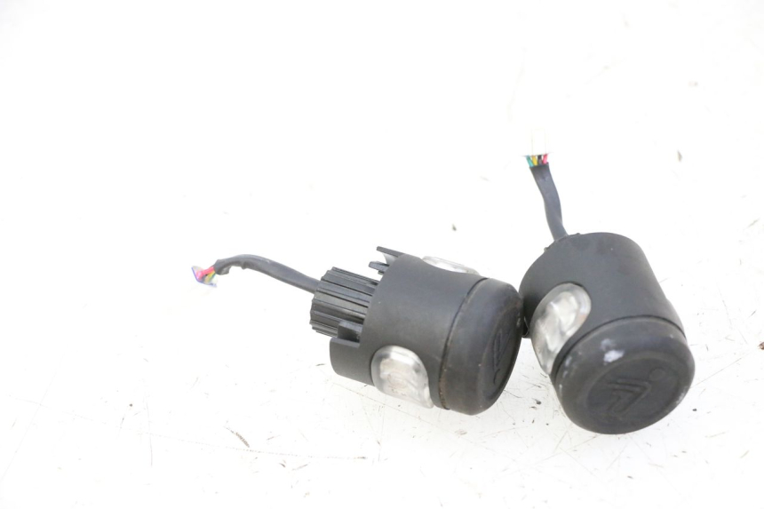 photo de CLIGNOTANT AVANT SEGWAY NINEBOT ZT3 PRO 1 - Détail de la pièce