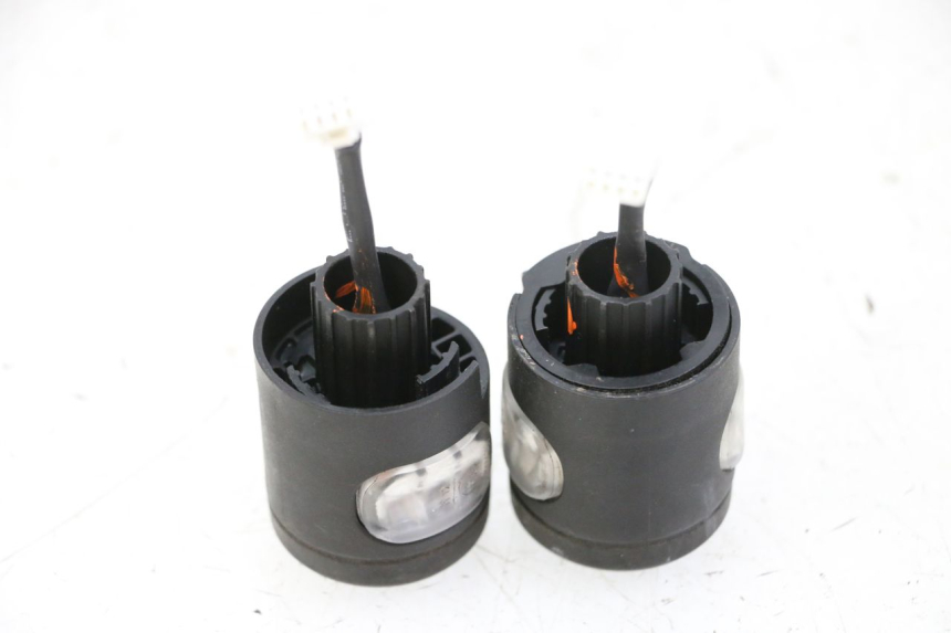 photo de CLIGNOTANT AVANT SEGWAY NINEBOT ZT3 PRO 1 - Gros plan technique