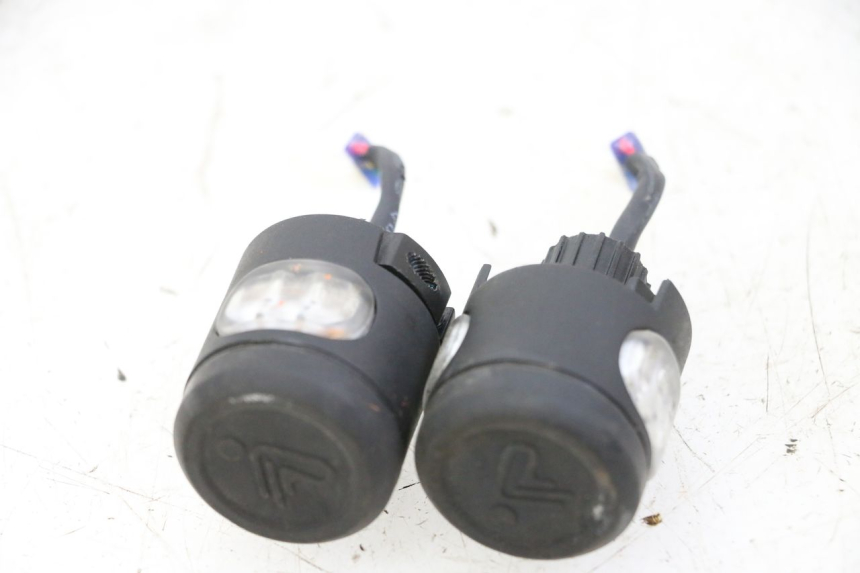 photo de CLIGNOTANT AVANT SEGWAY NINEBOT ZT3 PRO 1 - Vue d’ensemble