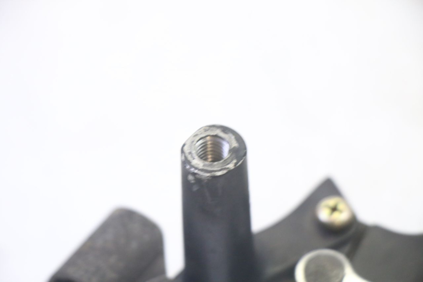 photo de COCOTTE FREIN GAUCHE HONDA SCV LEAD 100 (2003 - 2007) - Gros plan technique