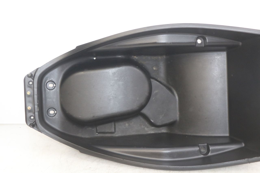 photo de COFFRE SELLE KYMCO AGILITY 16+ 4T 50 (2018 - 2023) - Gros plan technique