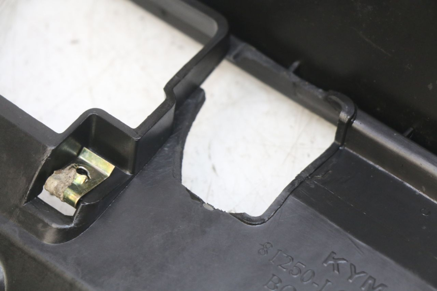 photo de COFFRE SELLE KYMCO AGILITY RS 4T 50 (2009 - 2013) - Zoom état d’usage