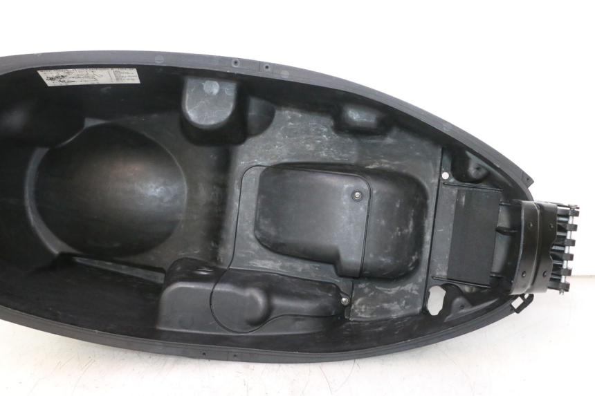 photo de COFFRE SELLE APRILIA ATLANTIC S 125 (2010 - 2013) - Zoom état d’usage