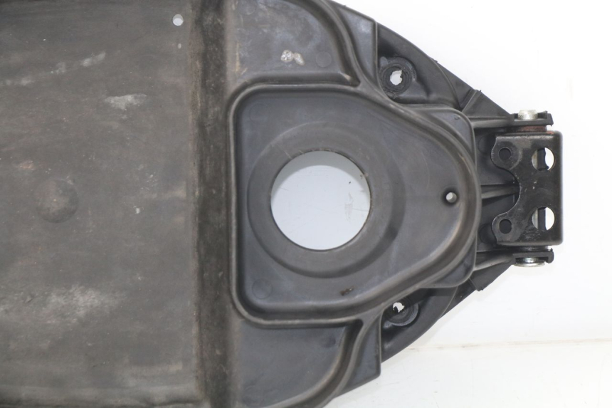 photo de COFFRE SELLE MBK BOOSTER SPIRIT NAKED 50 (2004 - 2017) - État de surface