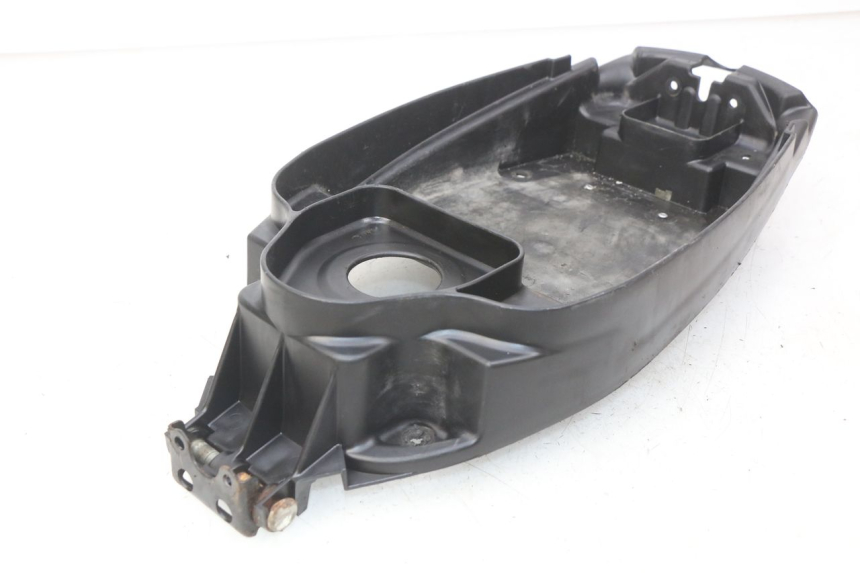 photo de COFFRE SELLE YAMAHA BW'S NAKED 50 (2008 - 2019) - Gros plan technique