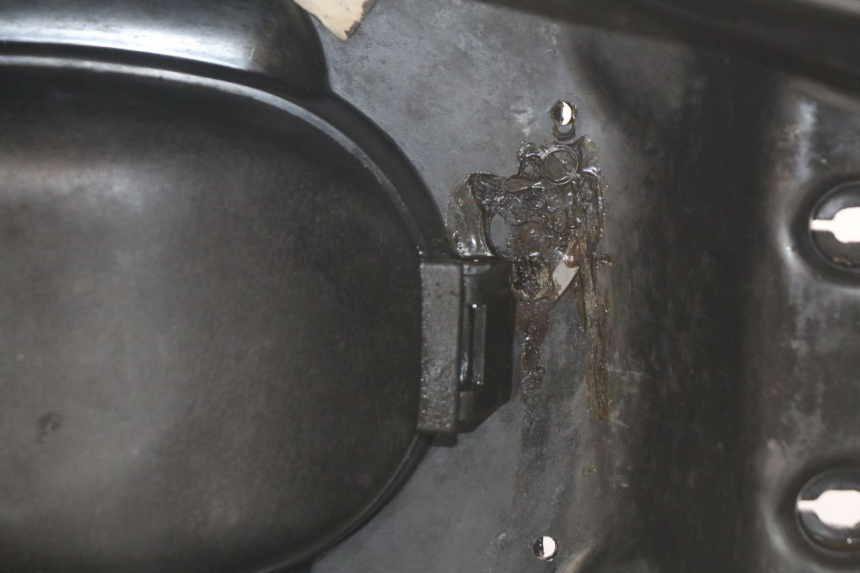 photo de COFFRE SELLE SYM CROX 4T 50 (2016 - 2023) - Gros plan technique