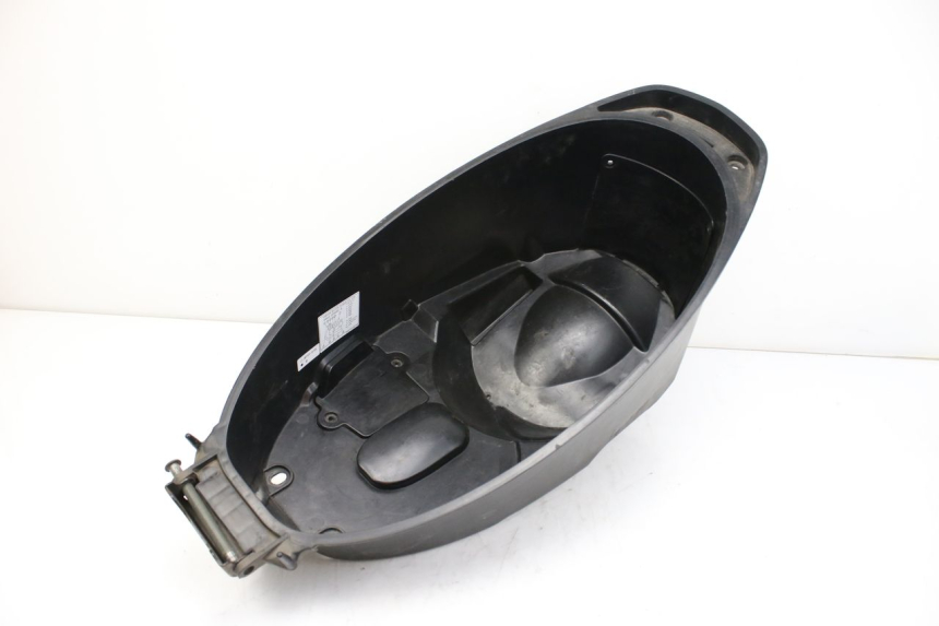 photo de COFFRE SELLE YAMAHA CYGNUS X INJECTION 125 (2007 - 2013) - Gros plan technique