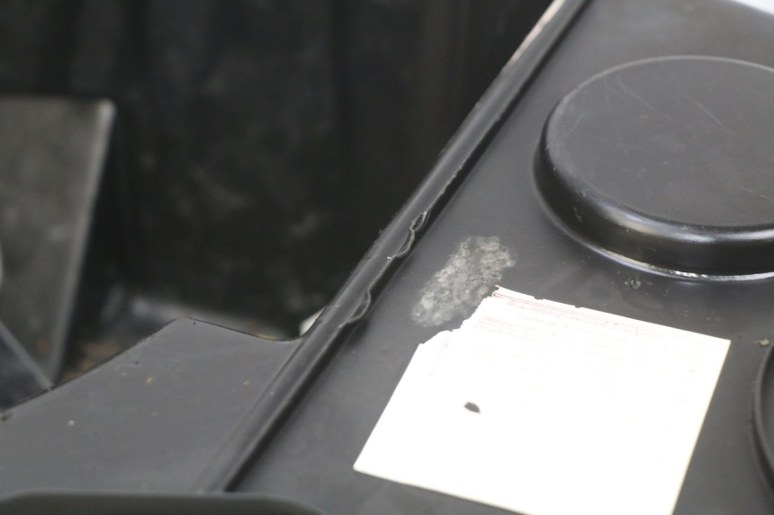 photo de COFFRE SELLE PEUGEOT ELYSEO 125 (1999 - 2004) - Vue d’ensemble