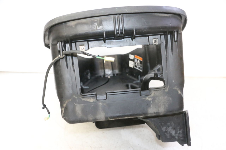 photo de COFFRE SELLE HONDA FES S-WING SWING ABS 125 (2007 - 2015) - Gros plan technique