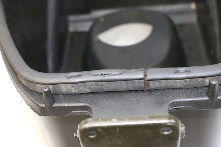 photo de COFFRE SELLE SYM FIDDLE 125 (2008 - 2010) - Gros plan technique