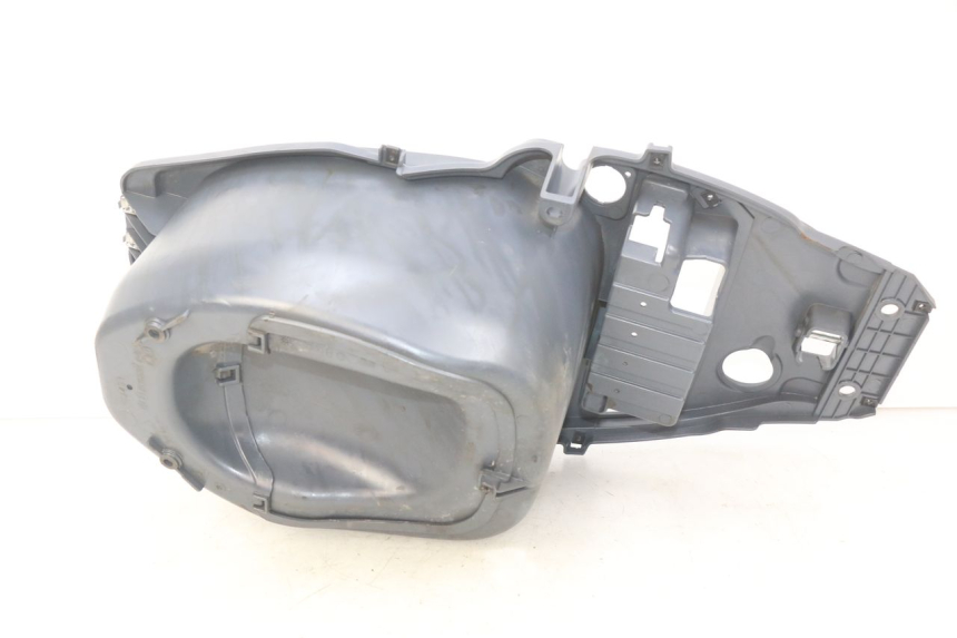 photo de COFFRE SELLE PIAGGIO FLY 100 (2006 - 2010) - Détail de la pièce