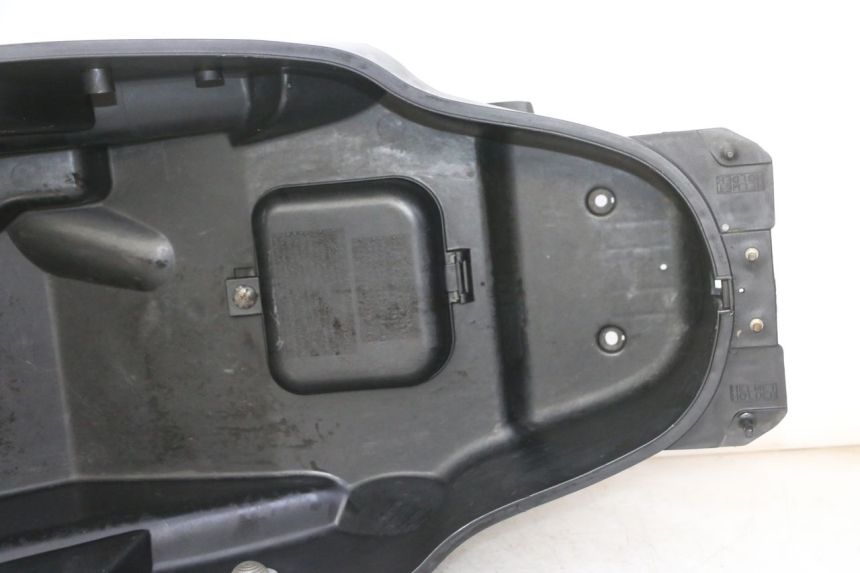 photo de COFFRE SELLE KYMCO GRAND DINK 125 (2002 - 2007) - Marquages et références