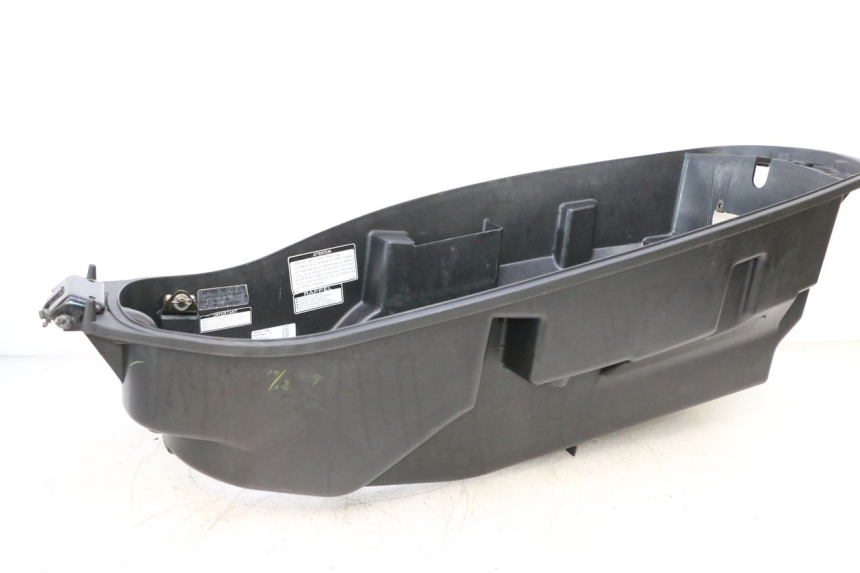 photo de COFFRE SELLE SYM GTS EVO 125 (2009 - 2013) - Gros plan technique