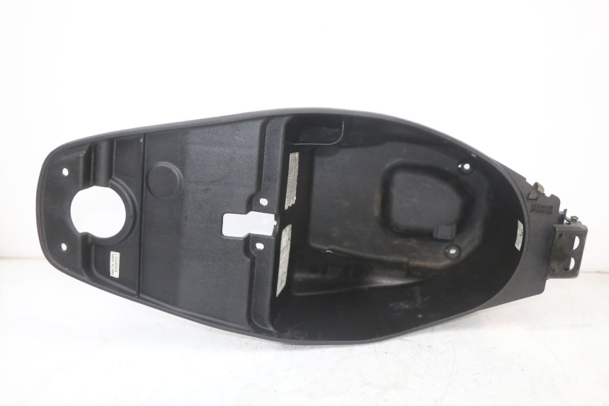 photo de COFFRE SELLE HONDA NES AROBASE 125 (2000 - 2003) - Gros plan technique
