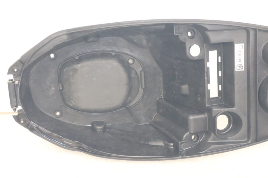 photo de COFFRE SELLE PEUGEOT KISBEE 2T 50 (2018 - 2022) - Vue d’ensemble