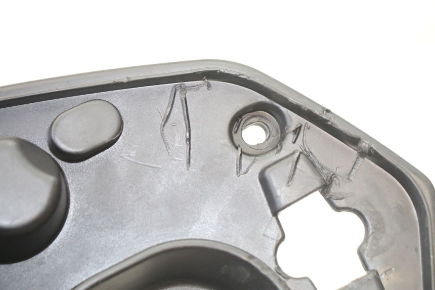 photo de COFFRE SELLE PEUGEOT KISBEE 2T 50 (2010 - 2017) - Gros plan technique