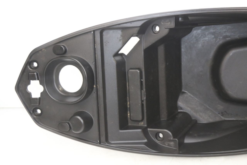 photo de COFFRE SELLE PEUGEOT KISBEE 4T 50 (2018 - 2022) - Gros plan technique