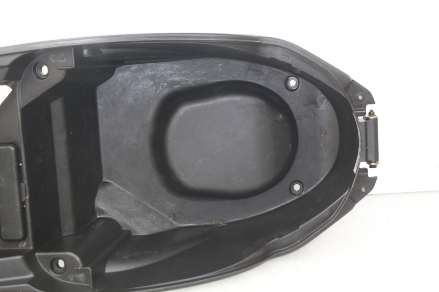 photo de COFFRE SELLE PEUGEOT KISBEE 4T 50 (2018 - 2022) - Vue d’ensemble