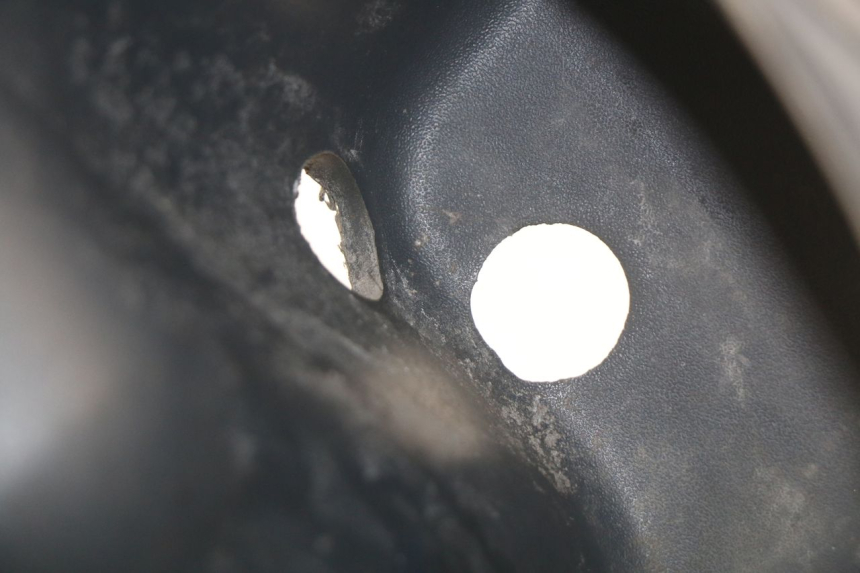 photo de COFFRE SELLE PIAGGIO LIBERTY 4T 50 (2004 - 2008) - Gros plan technique