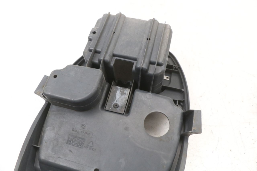 photo de COFFRE SELLE PIAGGIO LIBERTY 4T 50 (2018 - 2021) - Gros plan technique