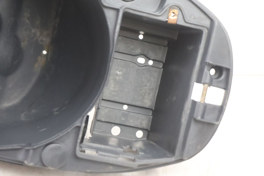 photo de COFFRE SELLE PIAGGIO LIBERTY 125 (1998 - 2008) - Zoom état d’usage